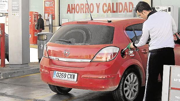 Un hombre reposta en una gasolinera