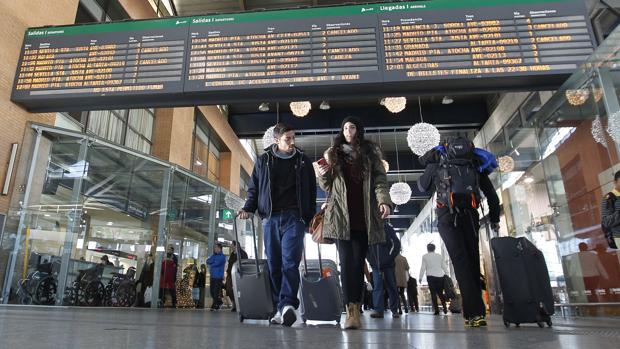 Pasajeros en la estación de tren de Córdoba