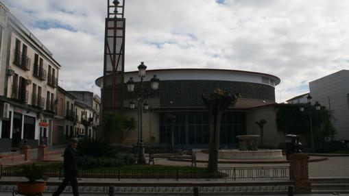 Un vecino pasea por la plaza principal de Montalbán