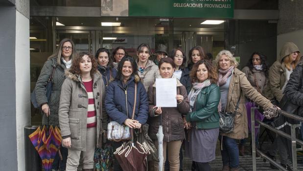 Madres del colegio Noreña entregan un escrito en la Delegación de Educación