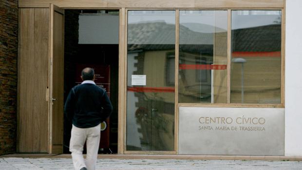 Un hombre entra en el centro cívico de Trassierra