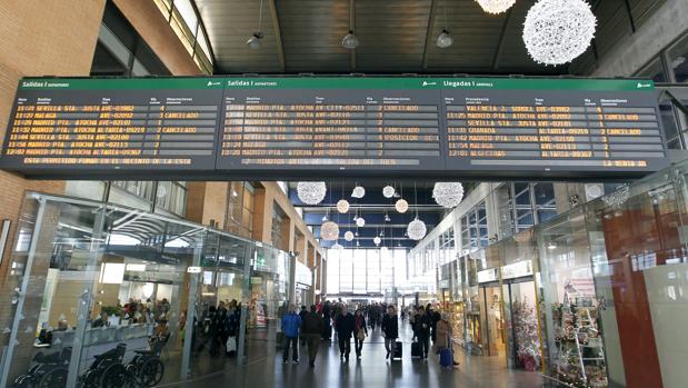 Viajeros en la estación del AVE de Córdoba