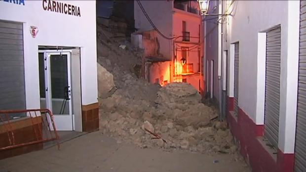 Desalojan una quincena de viviendas en Zújar por el derrumbe parcial de terrenos de la Alcazaba