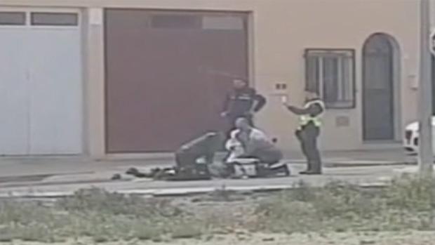 Agentes de la Guardia Civil y de la Policía Local realizaron maniobras de reanimación al fallecido