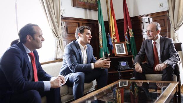 El líder nacional de Ciudadanos, junto al alcalde de Málaga, Francisco de la Torre,