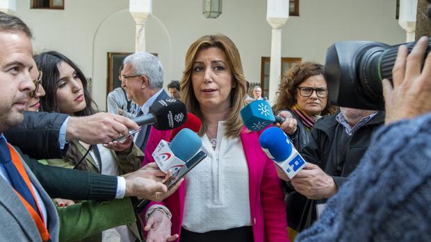 Susana Díaz atiende a los medios en el Parlamento andaluz