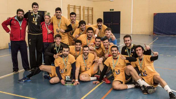 El equipo de la UCO de balonmano masculino con el título de campeón de Andalucía
