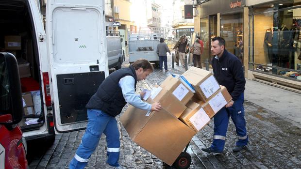 Repartidores de mercancías en el Centro de Córdoba