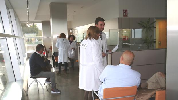 El músico Marco Conzi, con su guitarra en el hospital