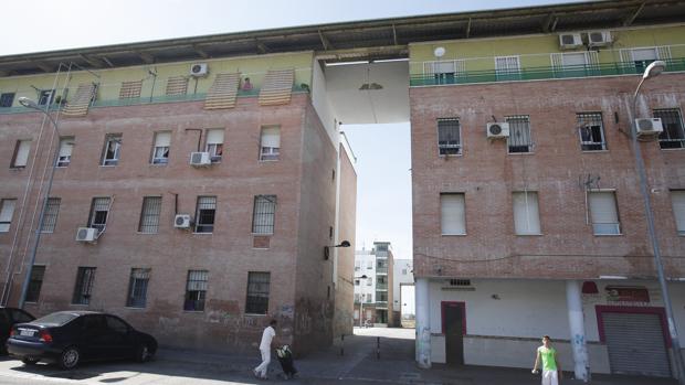 Un edificio de viviendas del barrio de Las Palmeras