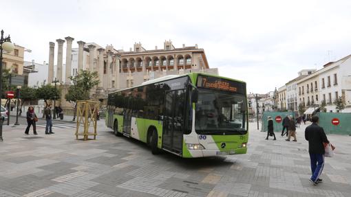 Un autobús baja por Claudio Marcelo junto a la renovada Capitulares