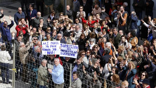 Protesta contra el impuesto de sucesiones en el Ayuntamiento