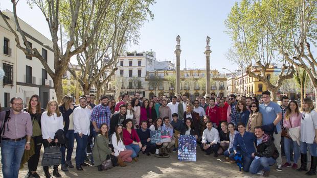 Foto de los agentes electorales de Susana Díaz que se presentaron ayer en Sevilla