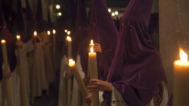 Los cirios permanecerán encendidos en el Patio de los Naranjos de Córdoba