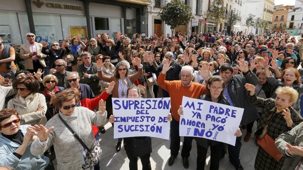 En Córdoba, unas doscientes personas se concentraron a las puestas del Ayuntamiento