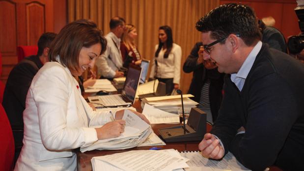 Isabel Ambrosio y Pedro García en el Pleno municipal