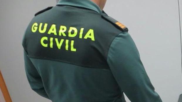 Un agente de la Guardia Civil