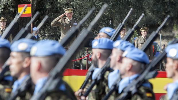 El general Ruiz Olmos saluda en un desfile de tropa en Cerro Muriano