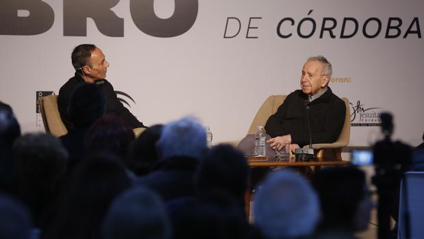 Pablo García Baena y Roberto Loya, durante el acto