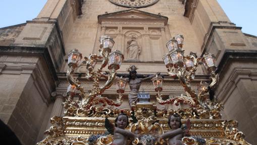 El Cristo de la Misericordia, con San Pedro al fondo