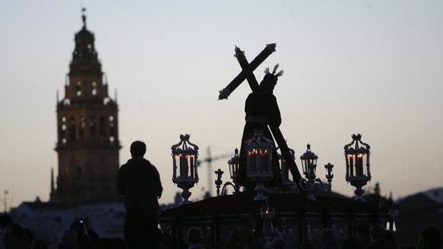 El Señor de los Reyes, por el puente de Miraflores