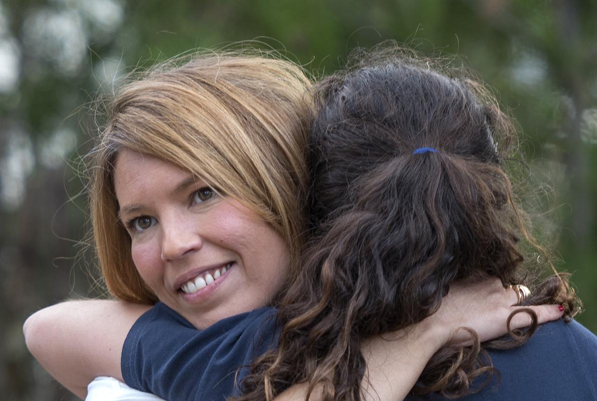 Madre e hija se funden en un abrazo