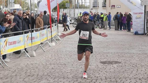 Miguel Espinosa celebra la victoria a la llegada a la línea de meta