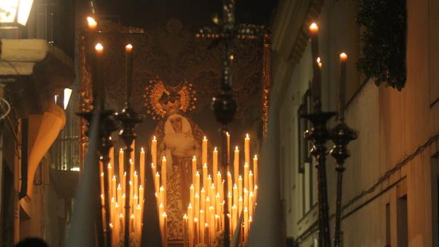 La Virgen de las Lágrimas en su Desamparo, poco después de salir