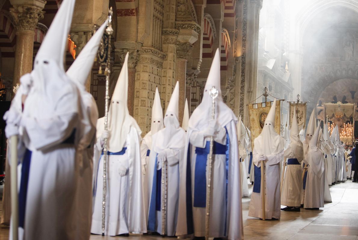 Nazarenos en el interior de la Catedral