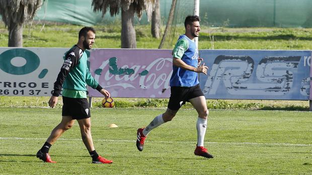 Luso trota por delante del Edu Ramos en un entrenamiento