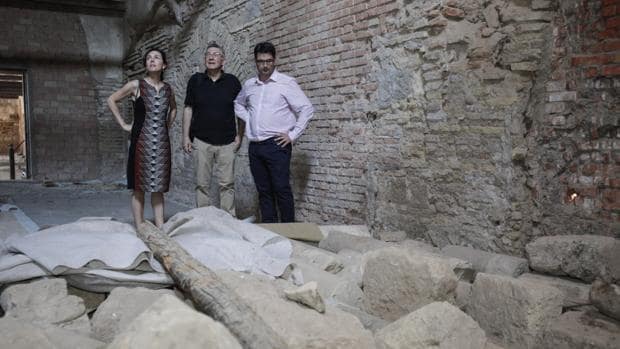 El edil de Turismo observa restos arqueológicos durante una visita al Convento Regina