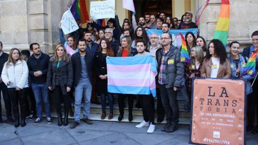 Acto de protesta a las puertas del Ayuntamiento de Sevilla ante la llegada del autobús