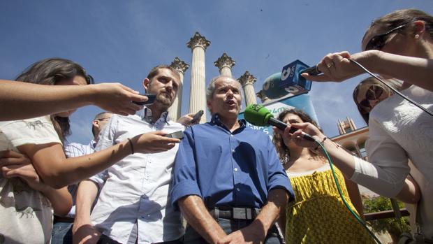 Blázquez, en las puertas del Ayuntamiento de Córdoba