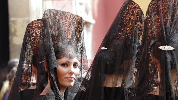 Mujeres ataviadas con la tradicional mantilla