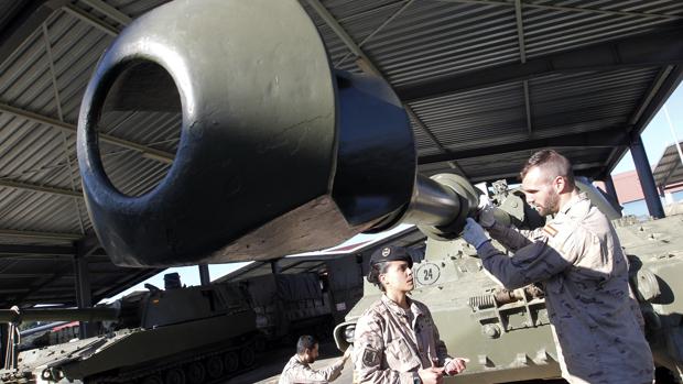 Efectivos militares trabajando en la base de Cerro Muriano