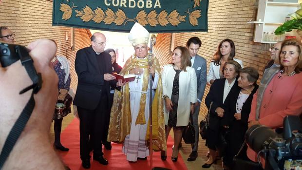 El obispo de Córdoba, Demetrio Fernández, en la inauguración del Baratillo de Adevida.