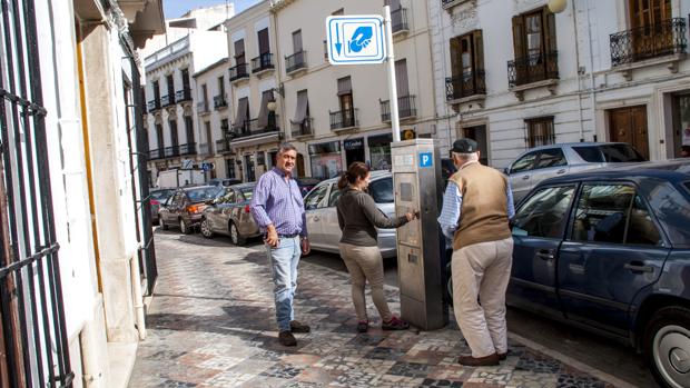 Usuarios en la zona azul de Priego