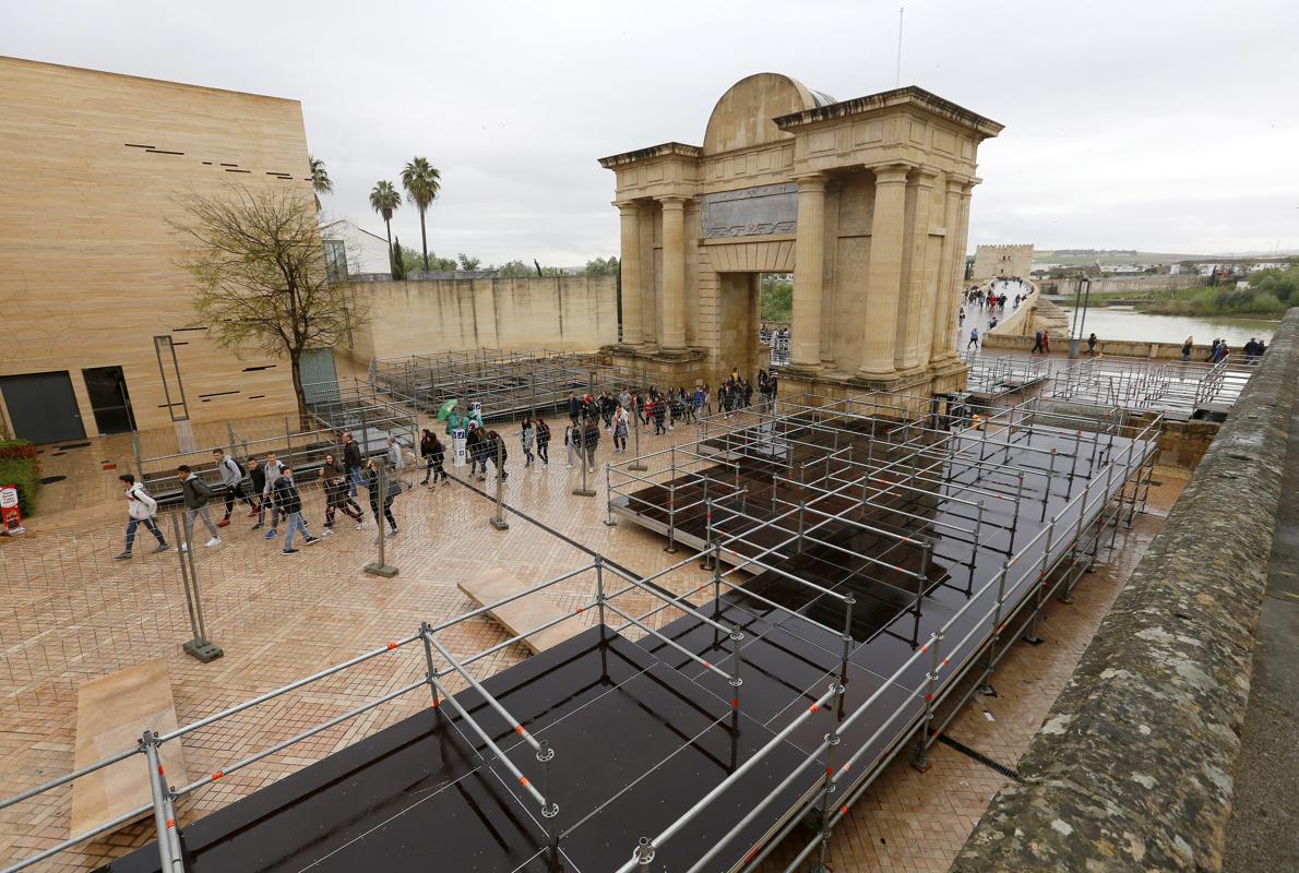 Montaje de palcos en la Puerta del Puente