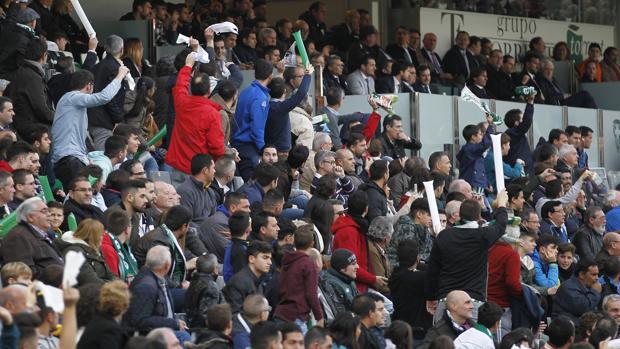 Una de las pañoladas de la afición en el minuto 54 a los dirigentes del Córdoba CF