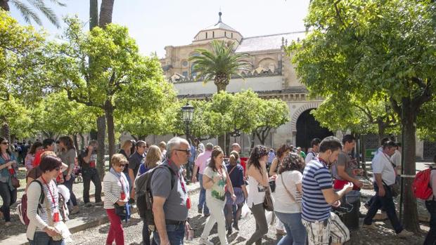 Turistas en el Patio de los Naranjos