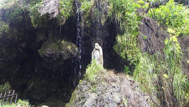 La Virgen de Lourdes en el acceso a la cueva antes de ser atacada