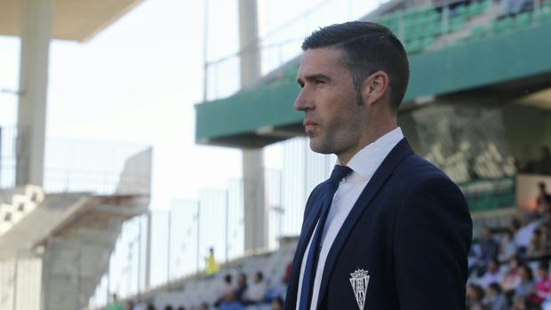 Luis Carrión antes de empezar el duelo ante el Elche