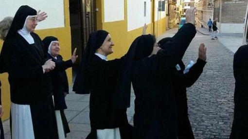 Momento en que las religiosas abandonan el convento