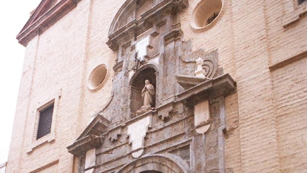 Un vecino contempla desde su terraza el patio y claustro del monasterio conventual del Císter