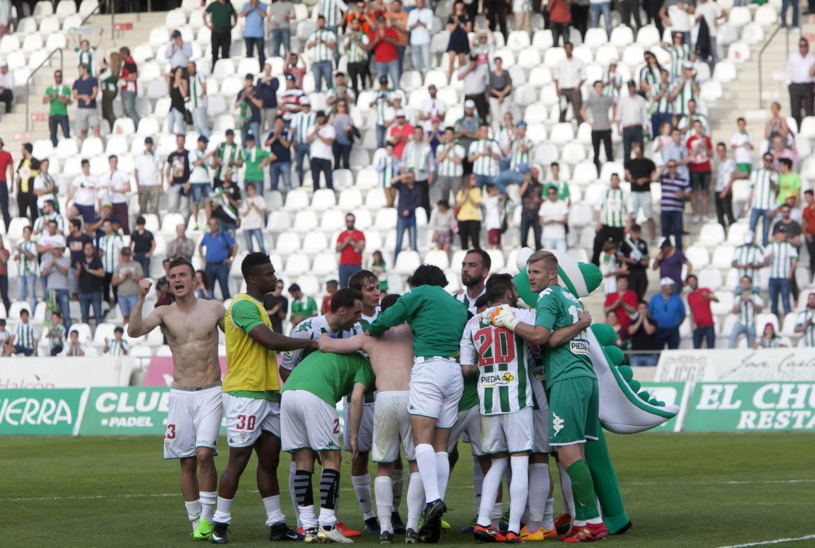 La plantilla del Córdoba CF celebra la victoria ante el Almería