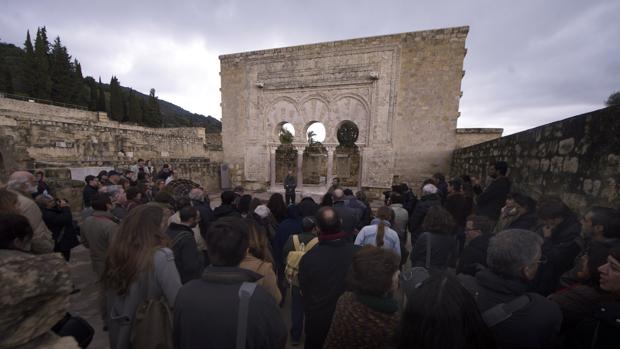 Visitantes al yacimiento de Medina Azahara en Córdoba