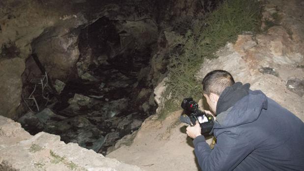 Mueren tres jóvenes en un incendio en una casa cueva de Almería y la Policía detiene a varios menores