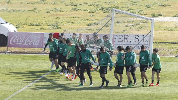 La plantila del Córdoba CF, en el entrenamiento en la Ciudad Deportiva