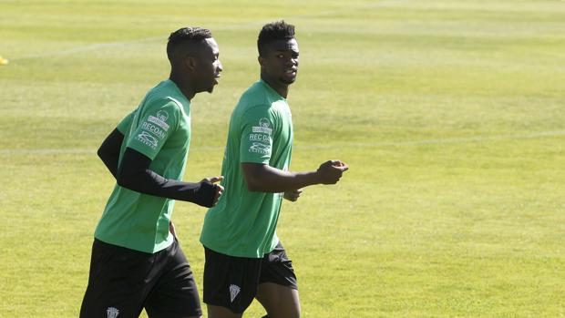 Moha Traoré (derecha) corre junto a Jonathan Bijimine