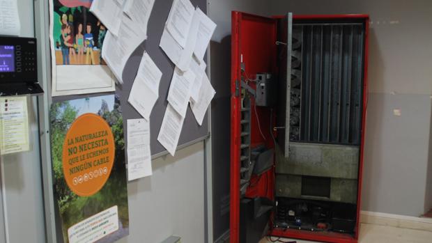 Máquina desvalijada en el colegio San José de Calasanz de Lucena